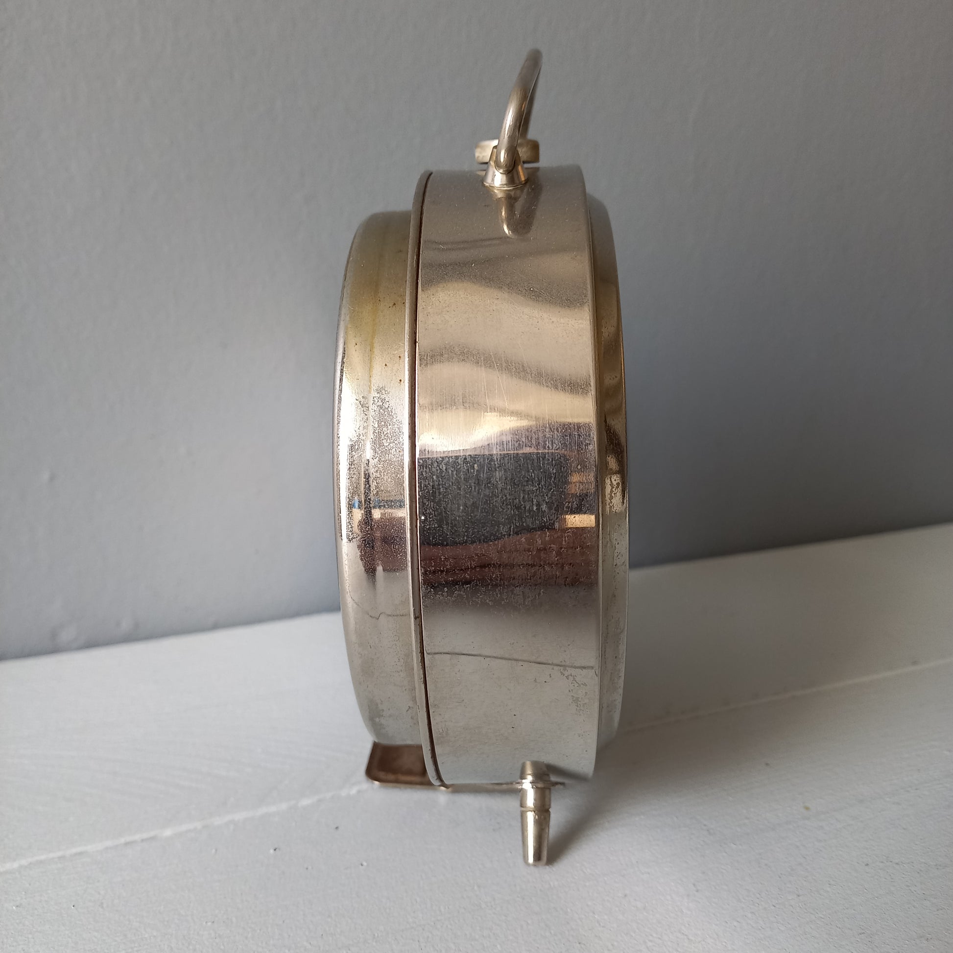 A large French vintage alarm clock by premier clock manufacturer Jaz. In good working condition including the alarm. This mechanical clock gives a pleasing ticking sound that varies in speed sometimes. Circa. 1970s.