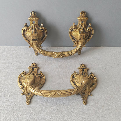 A pair of stunning French antique bronze drawer handles, elegant and decorative pieces to add the finishing touches to your drawers.