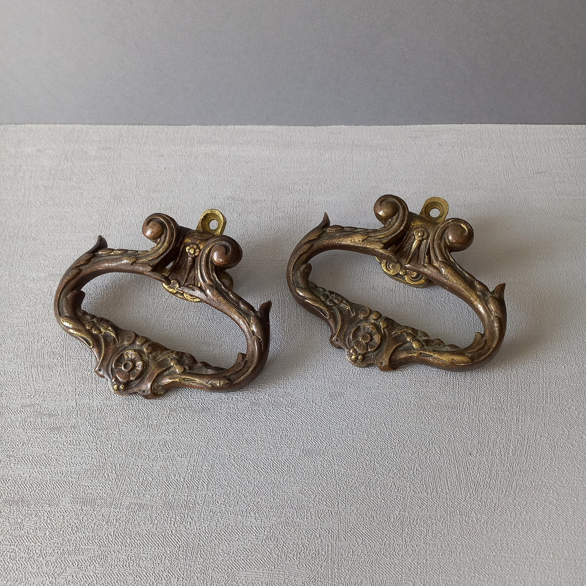 A stunning pair of French antique highly decorative bronze/brass drawer handles that have the maker's numbers to the rear, and are heavy, quality pieces that will be the wonderful finishing touch to a piece of furniture.
