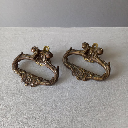 A stunning pair of French antique highly decorative bronze/brass drawer handles that have the maker's numbers to the rear, and are heavy, quality pieces that will be the wonderful finishing touch to a piece of furniture.