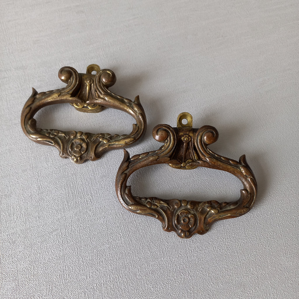 A stunning pair of French antique highly decorative bronze/brass drawer handles that have the maker's numbers to the rear, and are heavy, quality pieces that will be the wonderful finishing touch to a piece of furniture.