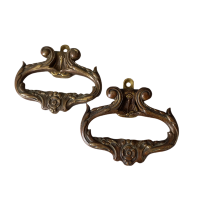 A stunning pair of French antique highly decorative bronze/brass drawer handles that have the maker's numbers to the rear, and are heavy, quality pieces that will be the wonderful finishing touch to a piece of furniture.