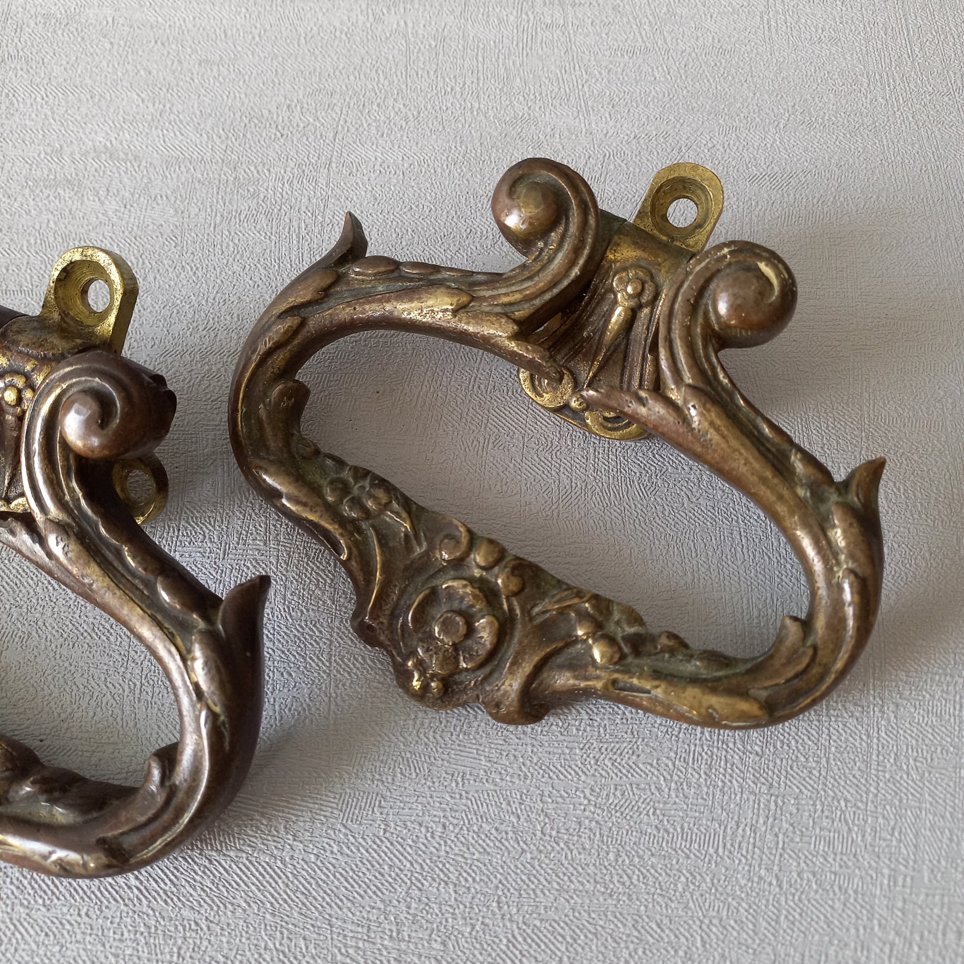 A stunning pair of French antique highly decorative bronze/brass drawer handles that have the maker's numbers to the rear, and are heavy, quality pieces that will be the wonderful finishing touch to a piece of furniture.
