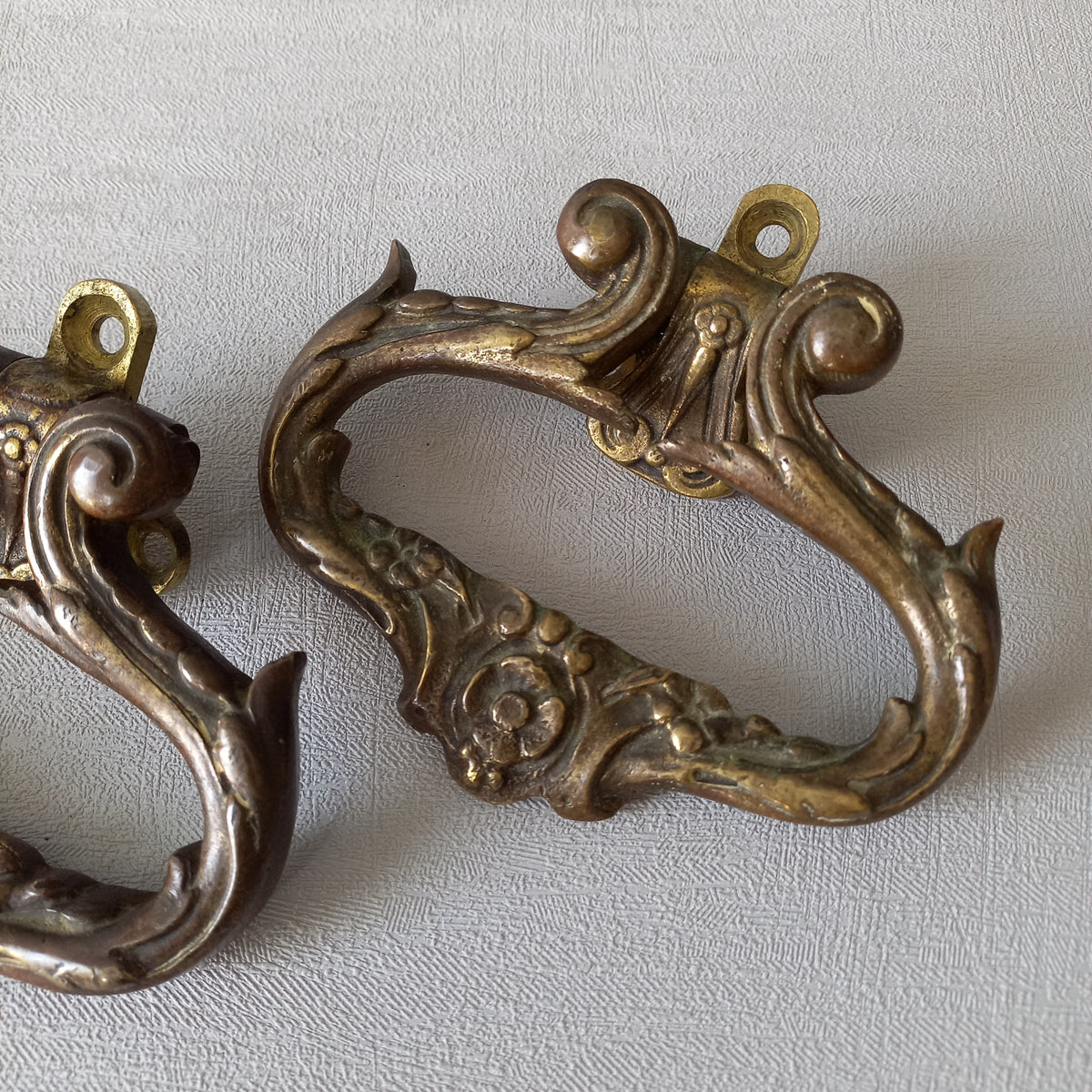 A stunning pair of French antique highly decorative bronze/brass drawer handles that have the maker's numbers to the rear, and are heavy, quality pieces that will be the wonderful finishing touch to a piece of furniture.