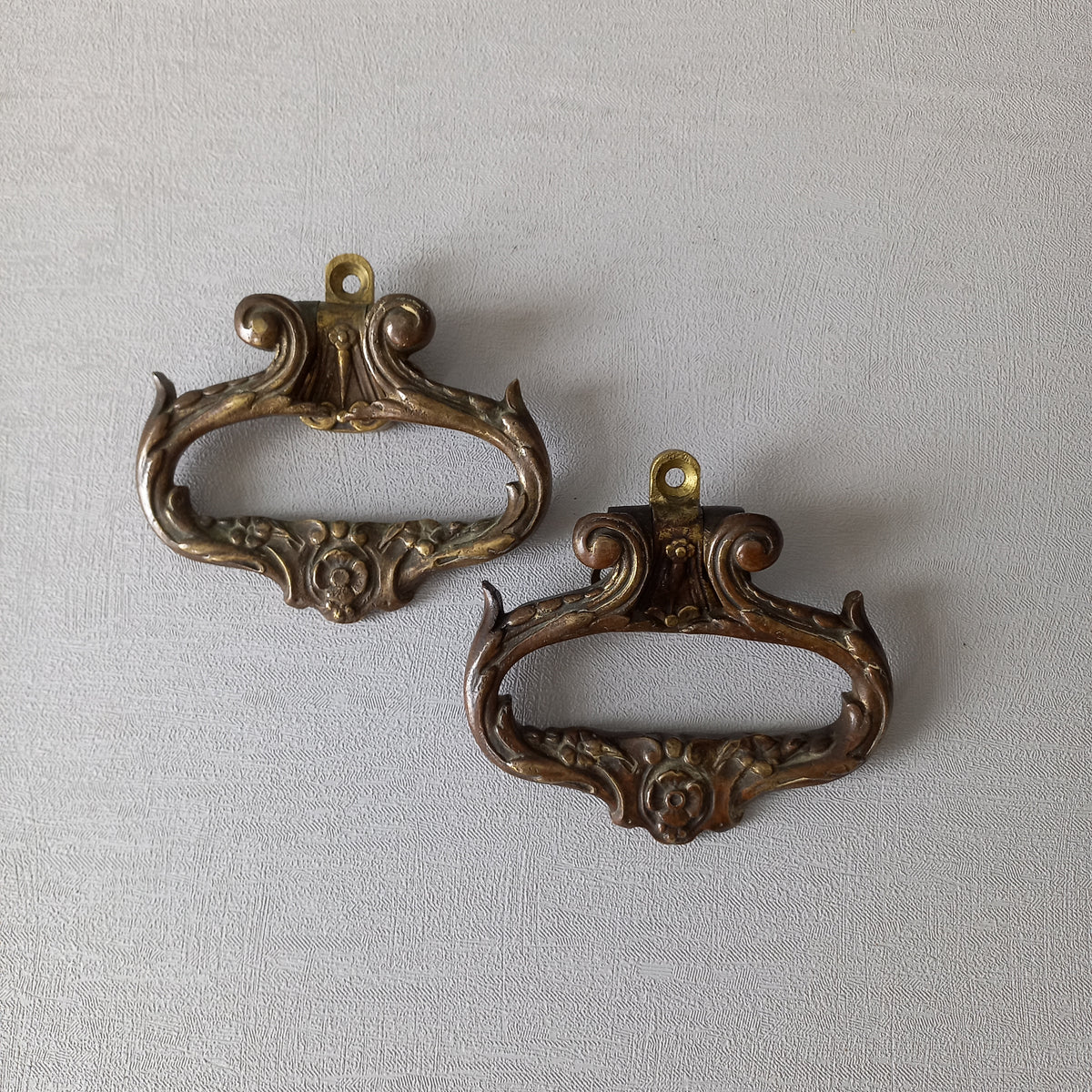 A stunning pair of French antique highly decorative bronze/brass drawer handles that have the maker's numbers to the rear, and are heavy, quality pieces that will be the wonderful finishing touch to a piece of furniture.