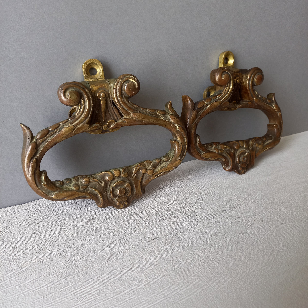 A stunning pair of French antique highly decorative bronze/brass drawer handles that have the maker's numbers to the rear, and are heavy, quality pieces that will be the wonderful finishing touch to a piece of furniture.