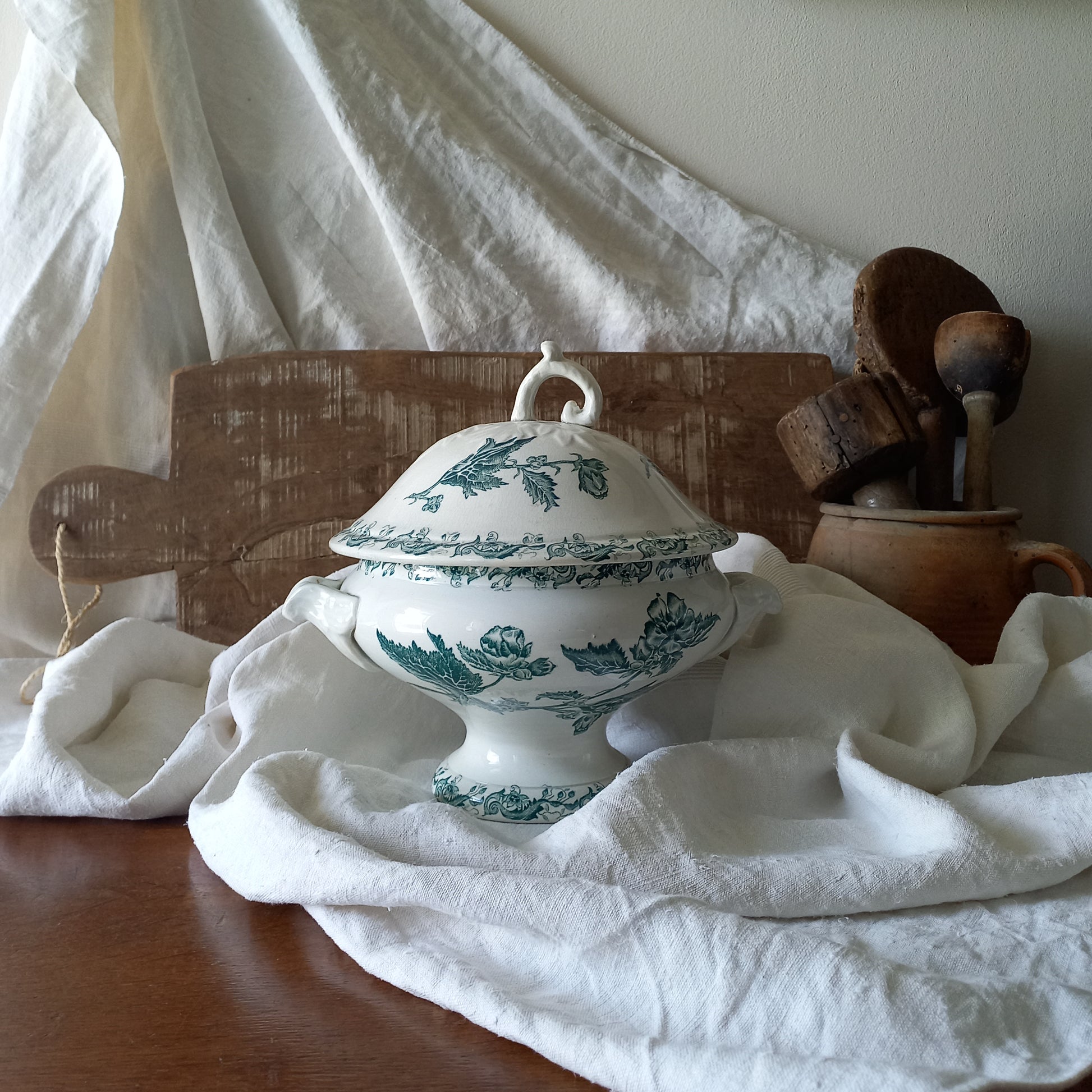 A small-sized antique ironstone soup tureen by French manufacturer, St. Amand. This tureen is adorned with a beautiful teal coloured floral transferware pattern and has a splendid little handle on the lid. In summary, an elegant piece with just enough patina of age to give it character.