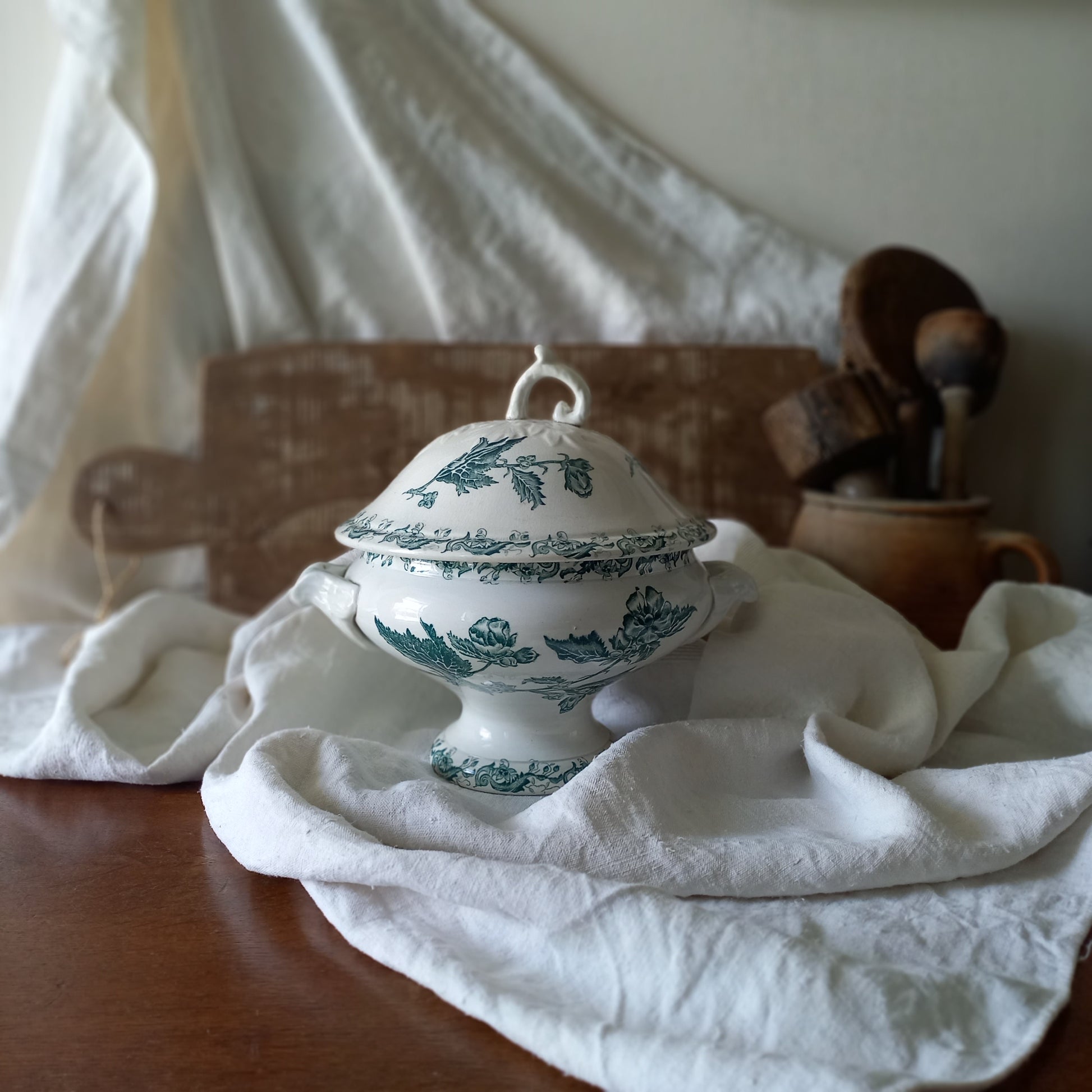 A small-sized antique ironstone soup tureen by French manufacturer, St. Amand. This tureen is adorned with a beautiful teal coloured floral transferware pattern and has a splendid little handle on the lid. In summary, an elegant piece with just enough patina of age to give it character.