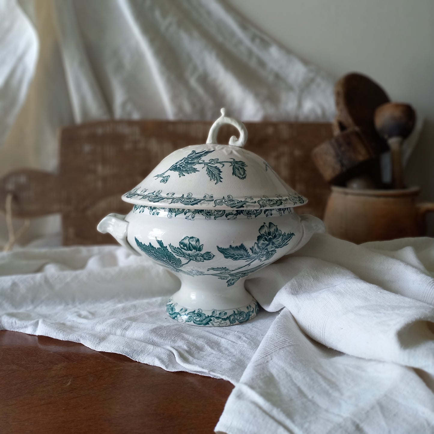 A small-sized antique ironstone soup tureen by French manufacturer, St. Amand. This tureen is adorned with a beautiful teal coloured floral transferware pattern and has a splendid little handle on the lid. In summary, an elegant piece with just enough patina of age to give it character.