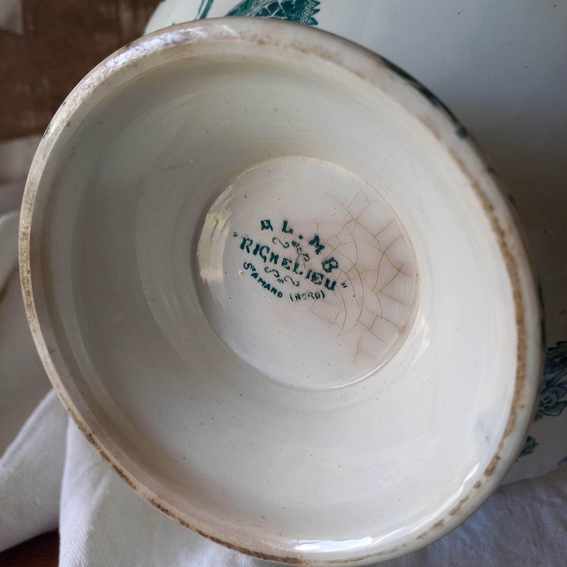 A small-sized antique ironstone soup tureen by French manufacturer, St. Amand. This tureen is adorned with a beautiful teal coloured floral transferware pattern and has a splendid little handle on the lid. In summary, an elegant piece with just enough patina of age to give it character.