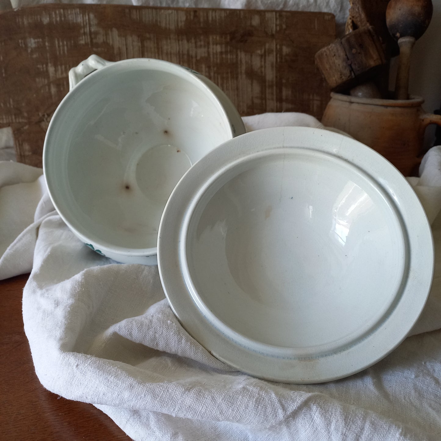 A small-sized antique ironstone soup tureen by French manufacturer, St. Amand. This tureen is adorned with a beautiful teal coloured floral transferware pattern and has a splendid little handle on the lid. In summary, an elegant piece with just enough patina of age to give it character.