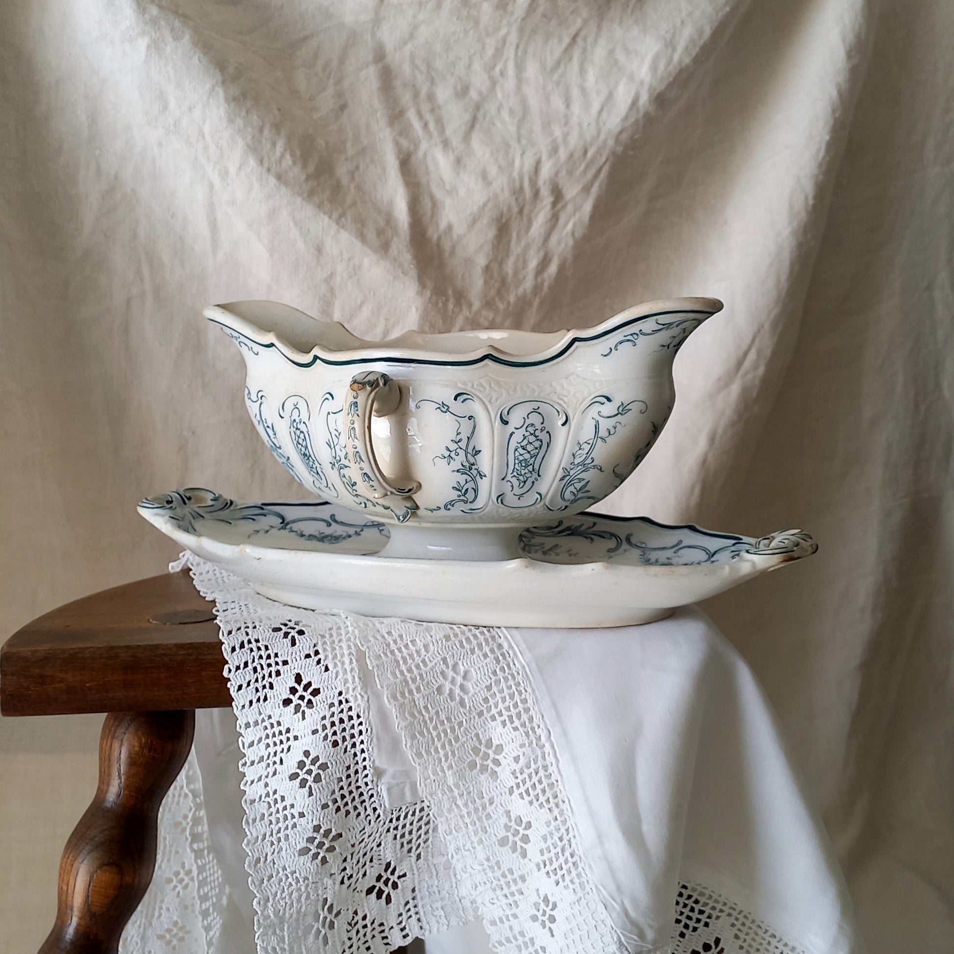 A large and elegant antique ironstone sauce boat with a green floral transferware pattern, a grand-looking, heavy piece. These days this piece will make an excellent piece of decor in any home, especially those of a country or farmhouse nature.

