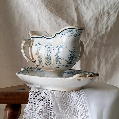 A large and elegant antique ironstone sauce boat with a green floral transferware pattern, a grand-looking, heavy piece. These days this piece will make an excellent piece of decor in any home, especially those of a country or farmhouse nature.
