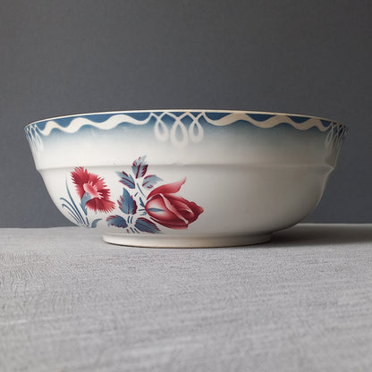 A French vintage white ironstone bowl with a pretty pink and blue rose transfer pattern by premier manufacturer Sarreguemines. A wonderful piece of decor which also serves well as a fruit bowl.