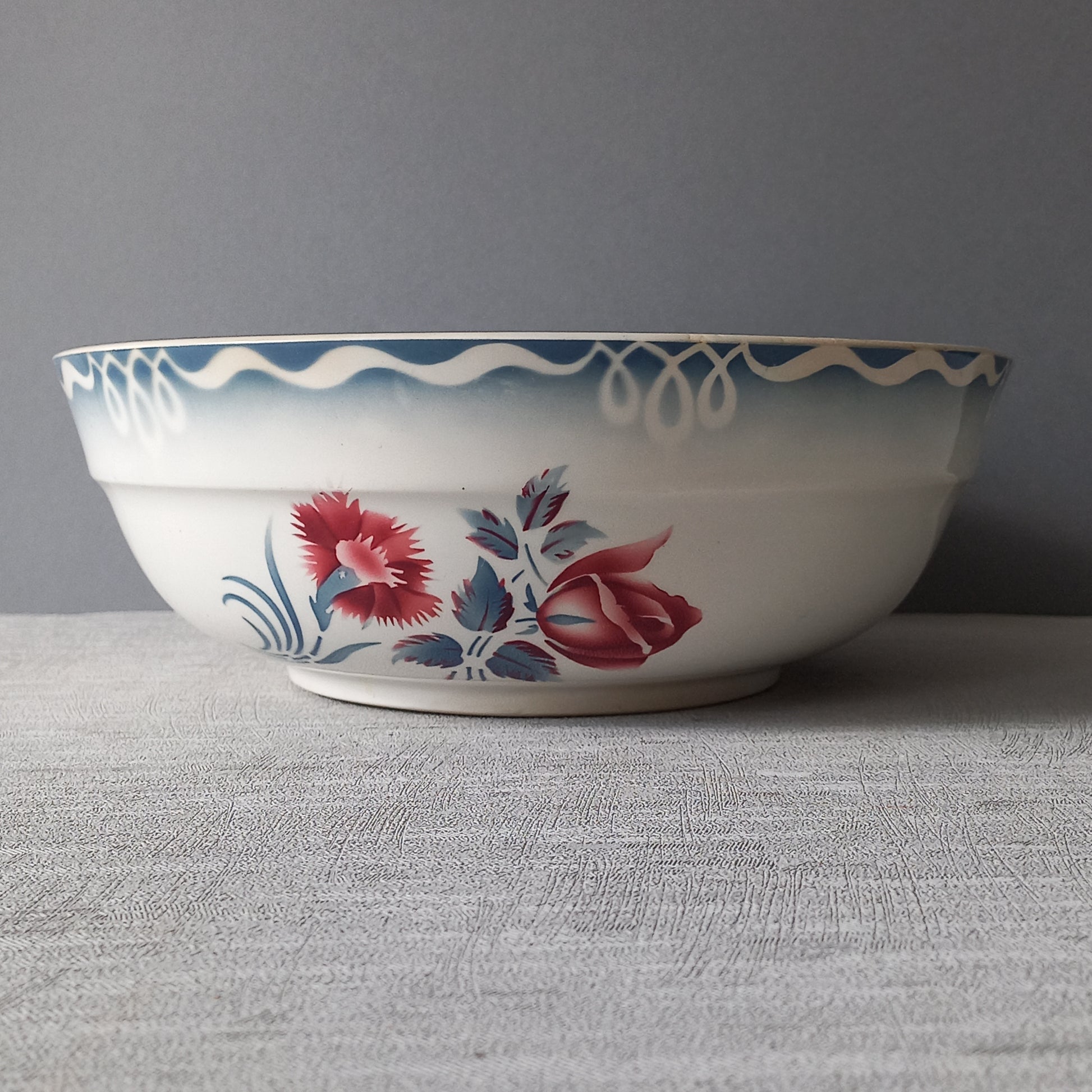 A French vintage white ironstone bowl with a pretty pink and blue rose transfer pattern by premier manufacturer Sarreguemines. A wonderful piece of decor which also serves well as a fruit bowl.