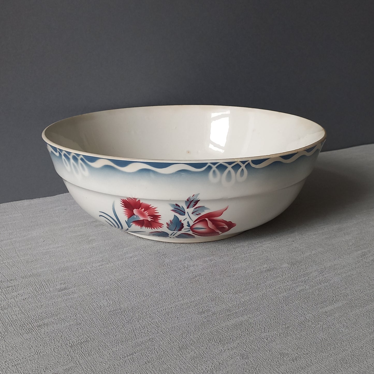 A French vintage white ironstone bowl with a pretty pink and blue rose transfer pattern by premier manufacturer Sarreguemines. A wonderful piece of decor which also serves well as a fruit bowl.