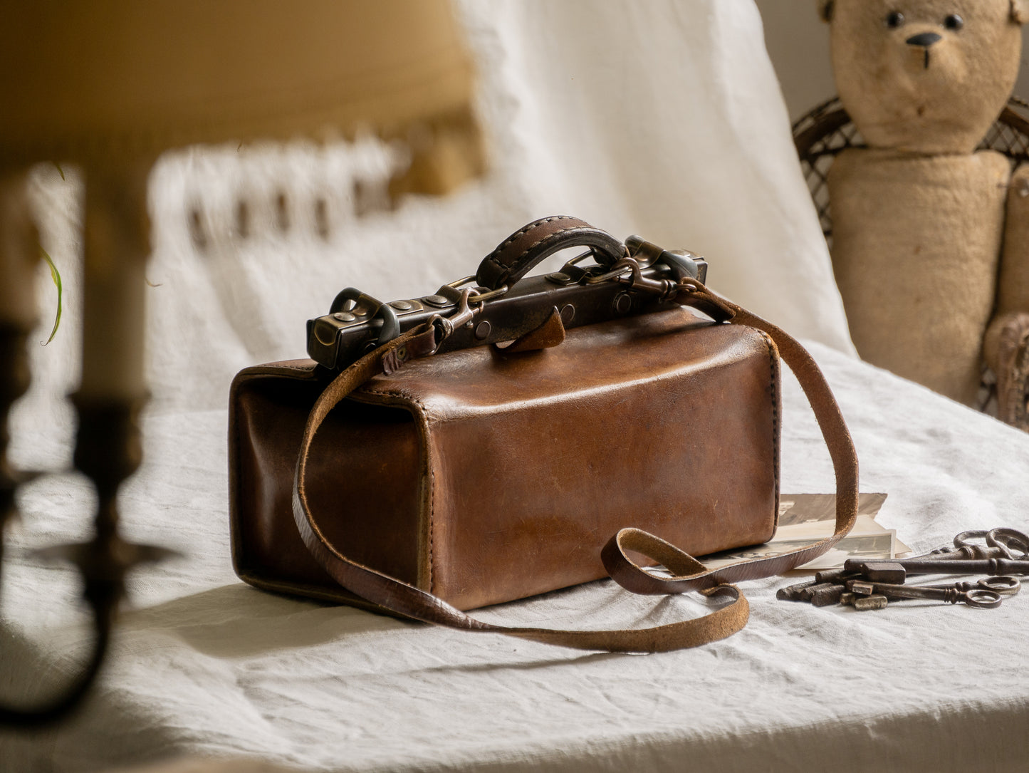 A French vintage leather shoulder/hand bag that's both practical and perfect as a prop or decorative piece in your interior, a beautifully aged piece with just enough patina of age to give it that authentic character. We have polished the distressed leather and thoroughly cleaned the bag both inside and out.