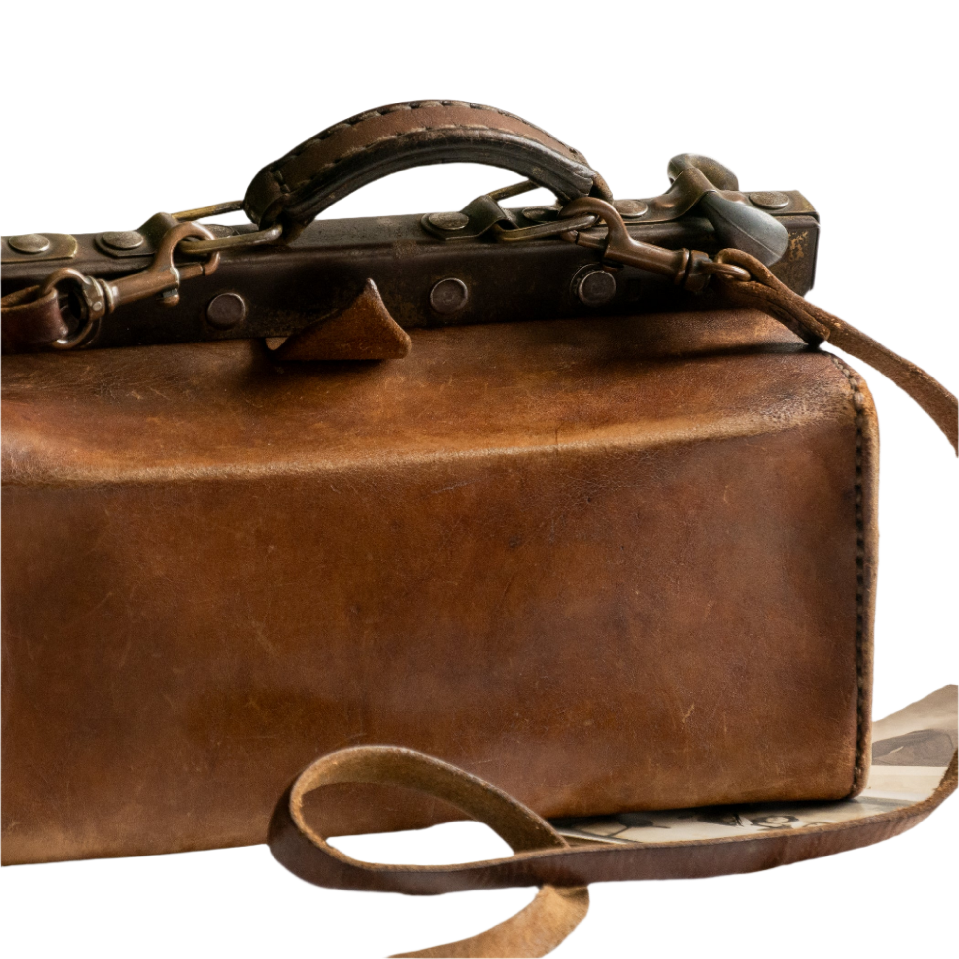 A French vintage leather shoulder/hand bag that's both practical and perfect as a prop or decorative piece in your interior, a beautifully aged piece with just enough patina of age to give it that authentic character. We have polished the distressed leather and thoroughly cleaned the bag both inside and out.