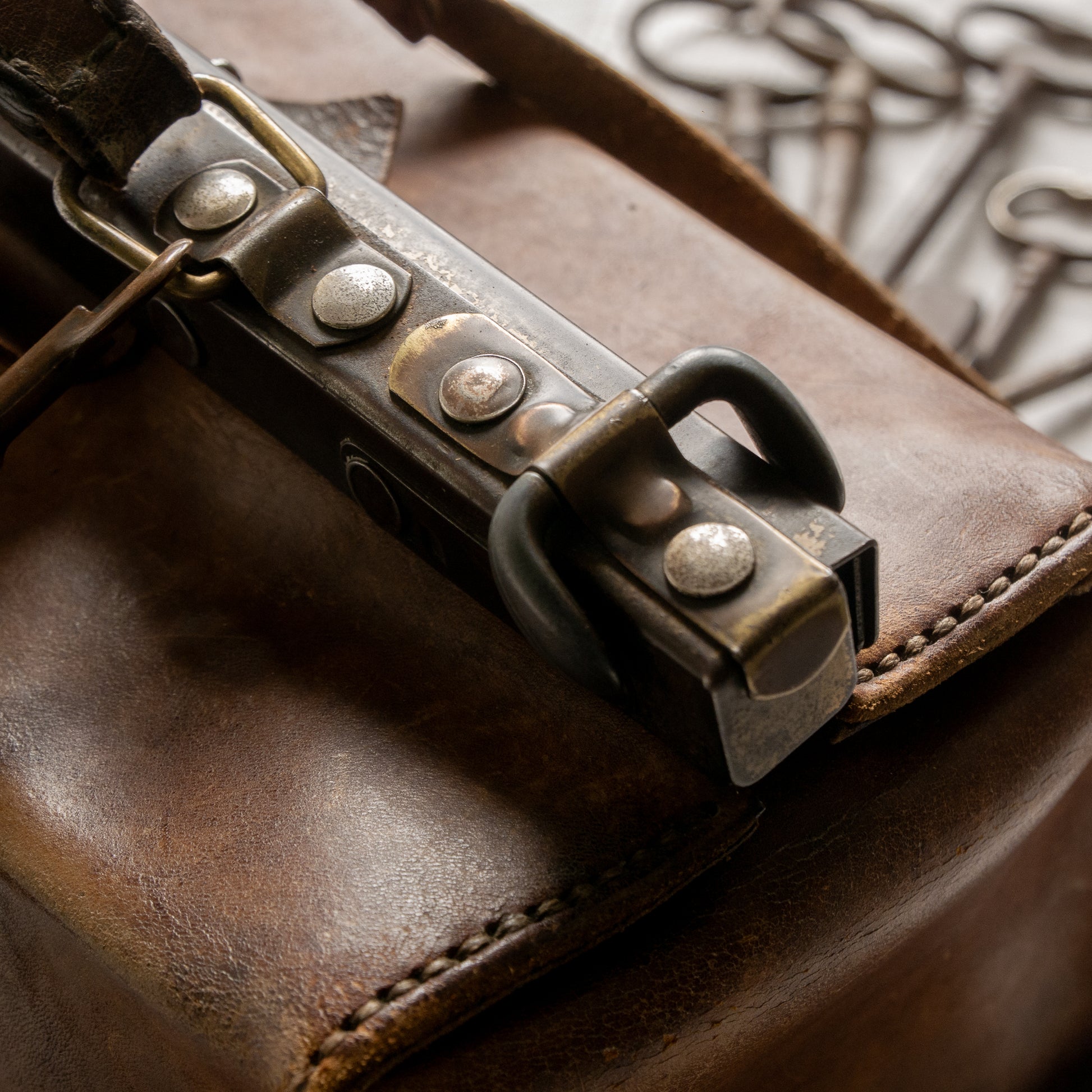 A French vintage leather shoulder/hand bag that's both practical and perfect as a prop or decorative piece in your interior, a beautifully aged piece with just enough patina of age to give it that authentic character. We have polished the distressed leather and thoroughly cleaned the bag both inside and out.