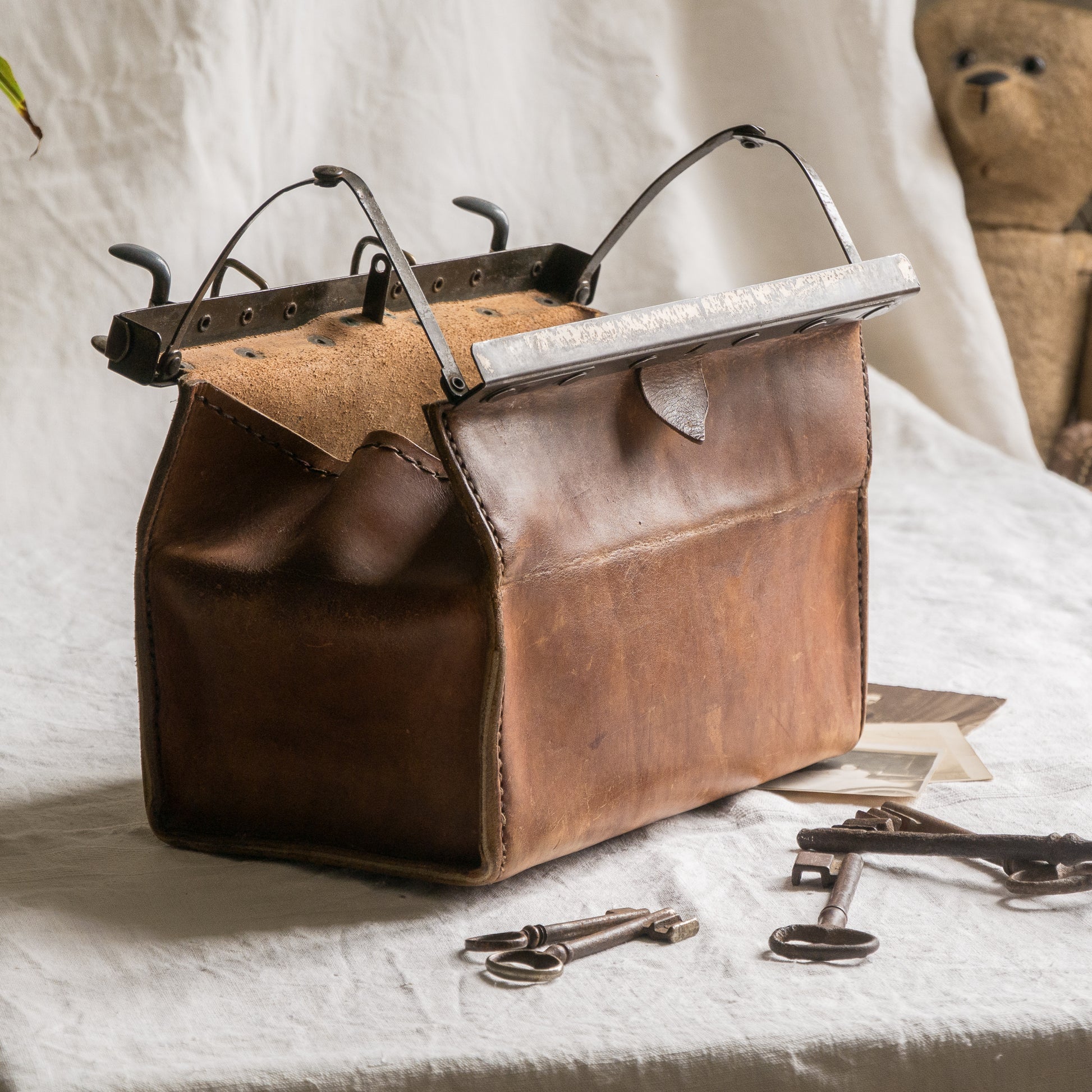 A French vintage leather shoulder/hand bag that's both practical and perfect as a prop or decorative piece in your interior, a beautifully aged piece with just enough patina of age to give it that authentic character. We have polished the distressed leather and thoroughly cleaned the bag both inside and out.
