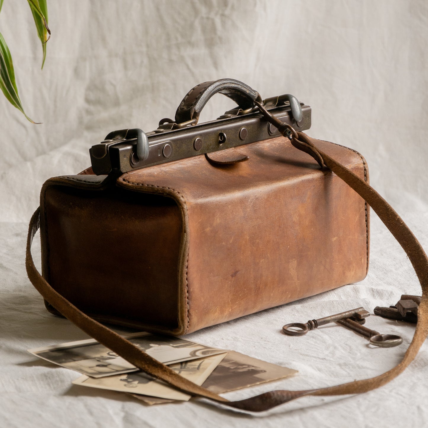 A French vintage leather shoulder/hand bag that's both practical and perfect as a prop or decorative piece in your interior, a beautifully aged piece with just enough patina of age to give it that authentic character. We have polished the distressed leather and thoroughly cleaned the bag both inside and out.