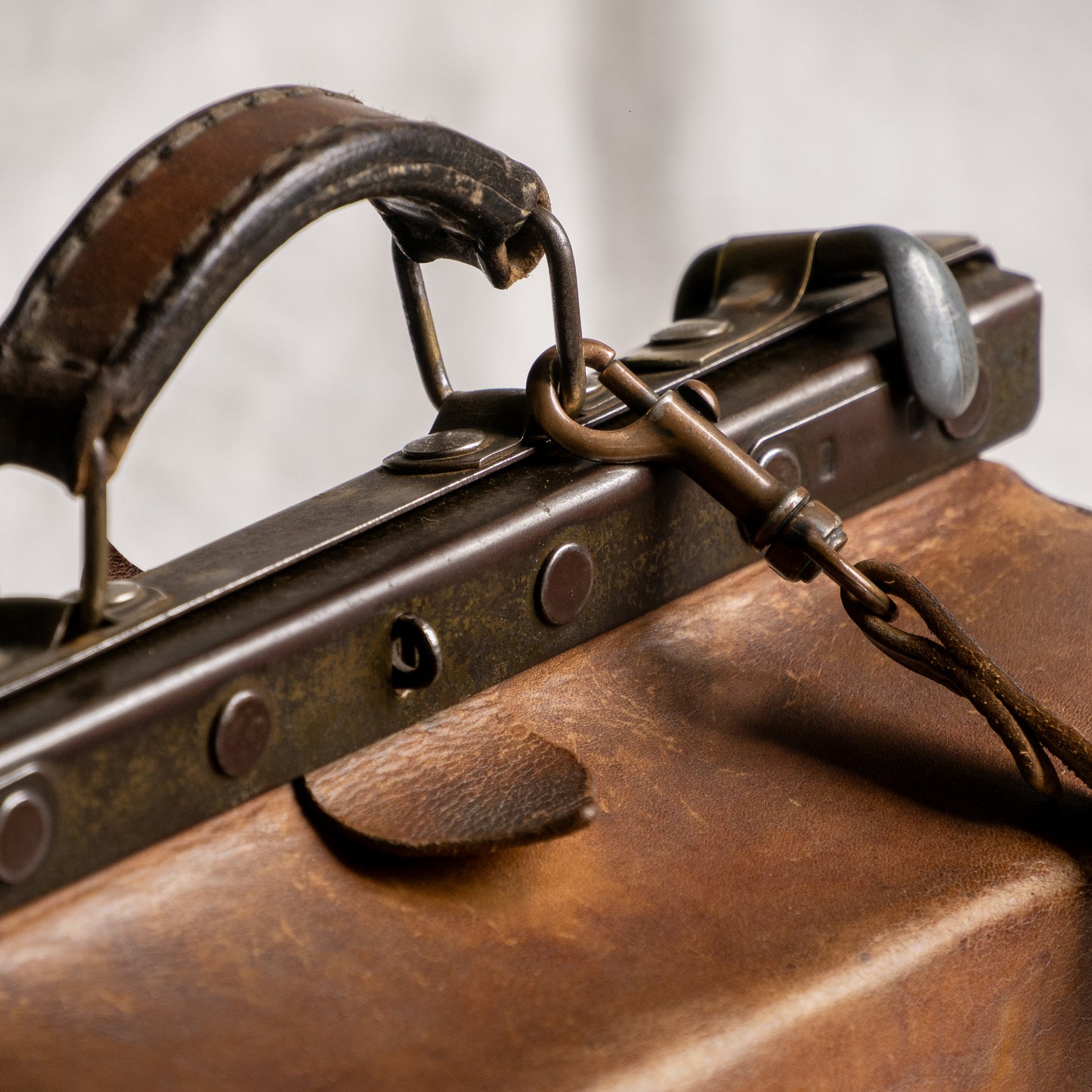 Vintage Leather Gladstone Style Shoulder Hand Bag