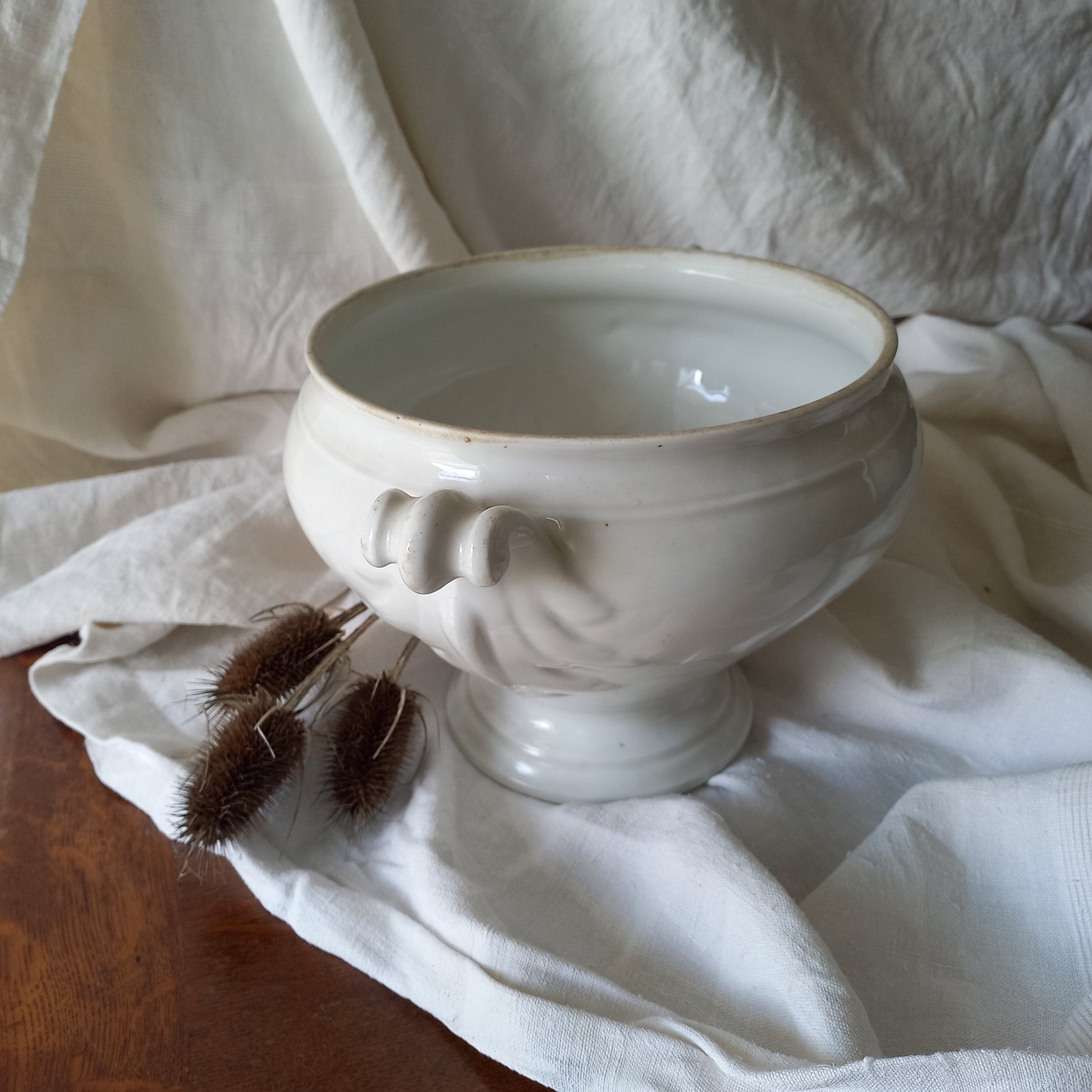 A large vintage white lidless tureen with decorative oak leaf handles made from heavy porcelain. This impressive-looking tureen makes an eye-catching piece of interior decor and is perfect as a fruit bowl.