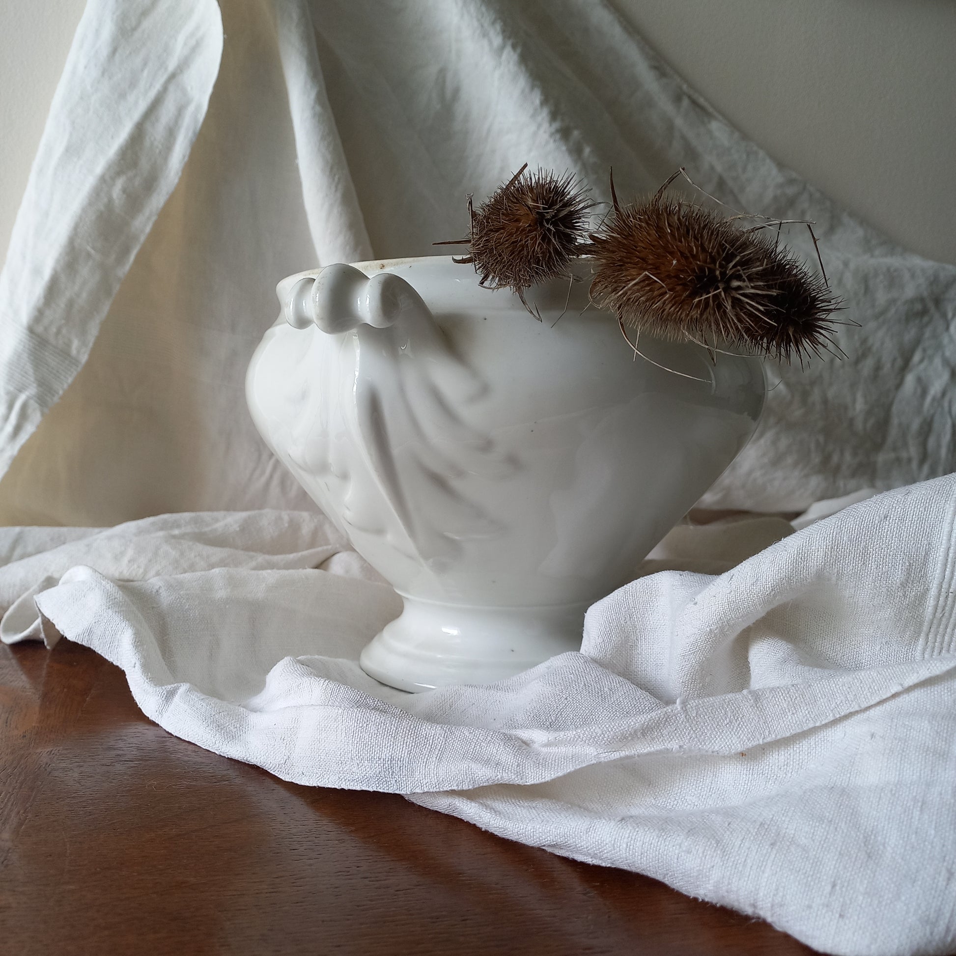 A large vintage white lidless tureen with decorative oak leaf handles made from heavy porcelain. This impressive-looking tureen makes an eye-catching piece of interior decor and is perfect as a fruit bowl.