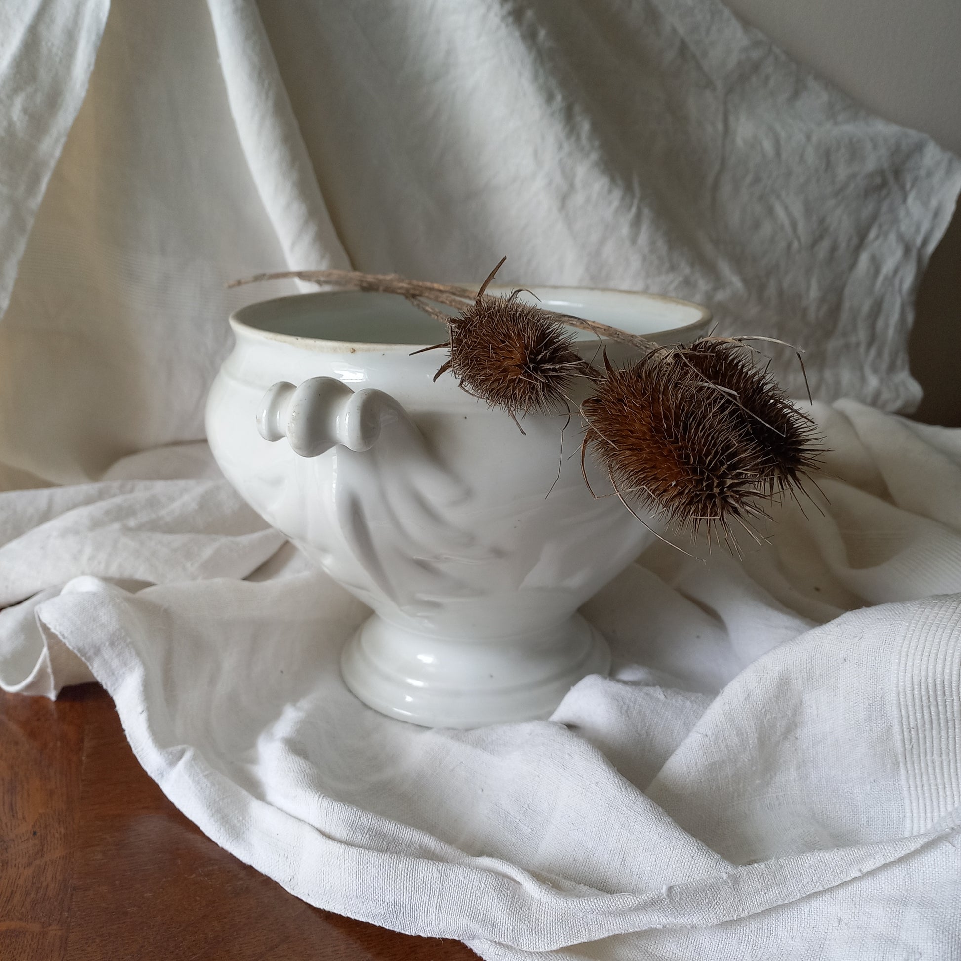 A large vintage white lidless tureen with decorative oak leaf handles made from heavy porcelain. This impressive-looking tureen makes an eye-catching piece of interior decor and is perfect as a fruit bowl.