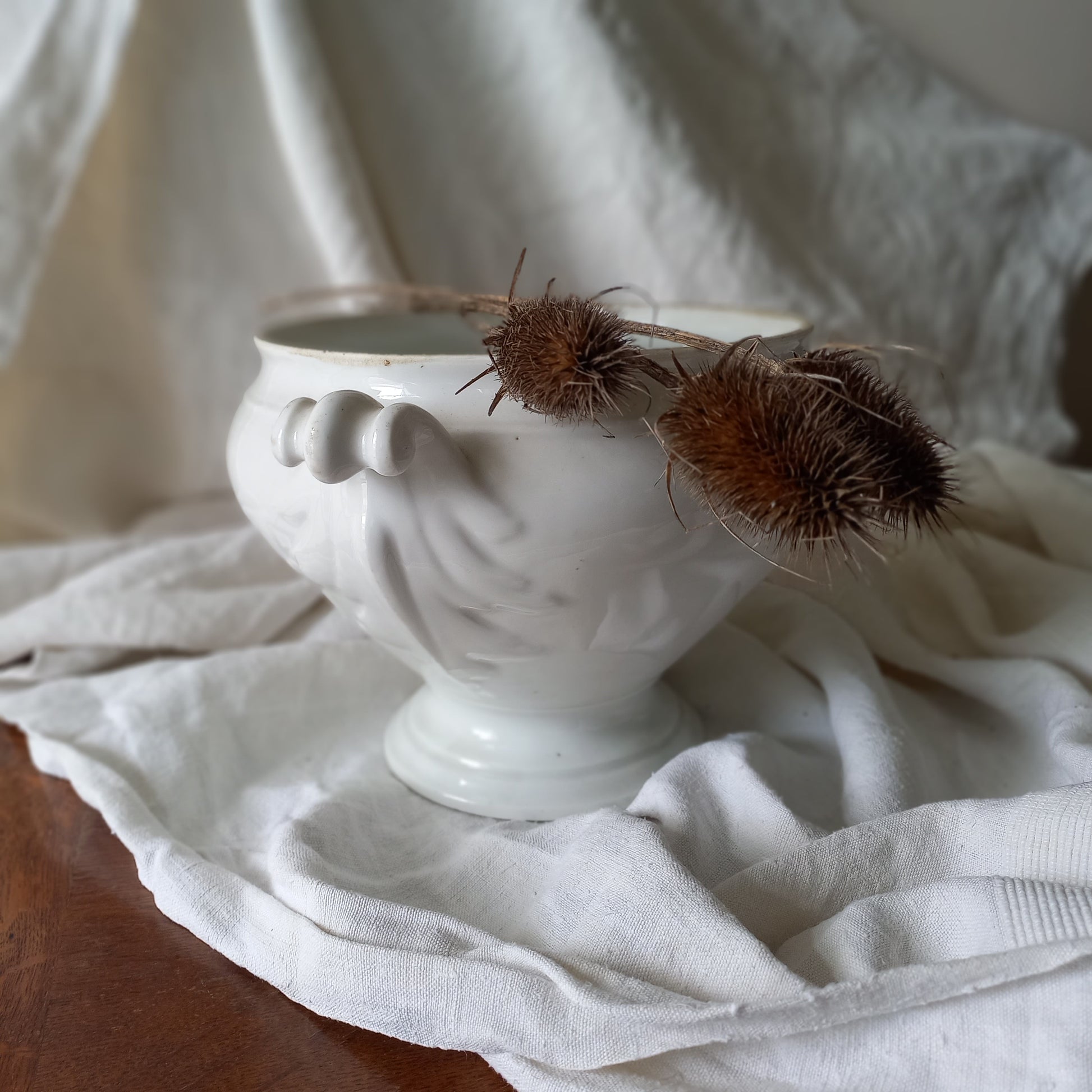 A large vintage white lidless tureen with decorative oak leaf handles made from heavy porcelain. This impressive-looking tureen makes an eye-catching piece of interior decor and is perfect as a fruit bowl.