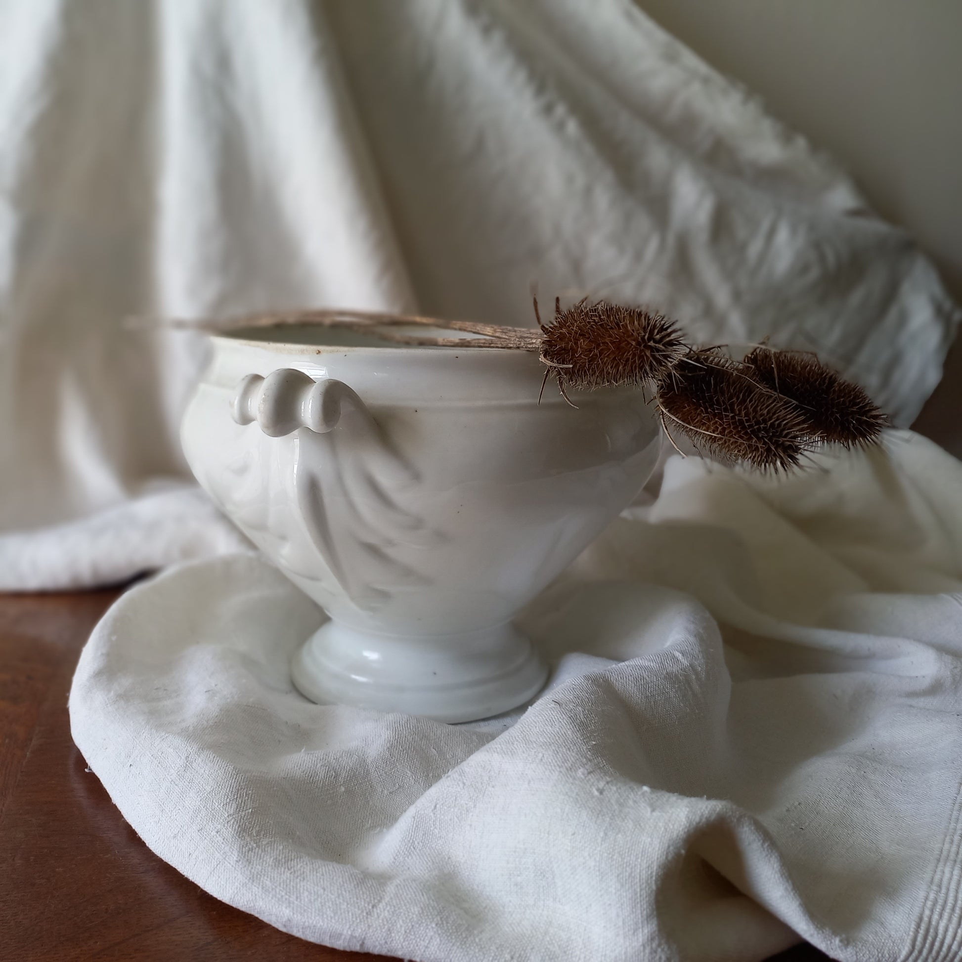 A large vintage white lidless tureen with decorative oak leaf handles made from heavy porcelain. This impressive-looking tureen makes an eye-catching piece of interior decor and is perfect as a fruit bowl.
