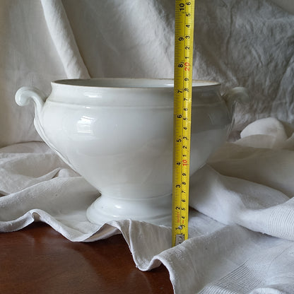 A large vintage white lidless tureen with decorative oak leaf handles made from heavy porcelain. This impressive-looking tureen makes an eye-catching piece of interior decor and is perfect as a fruit bowl.