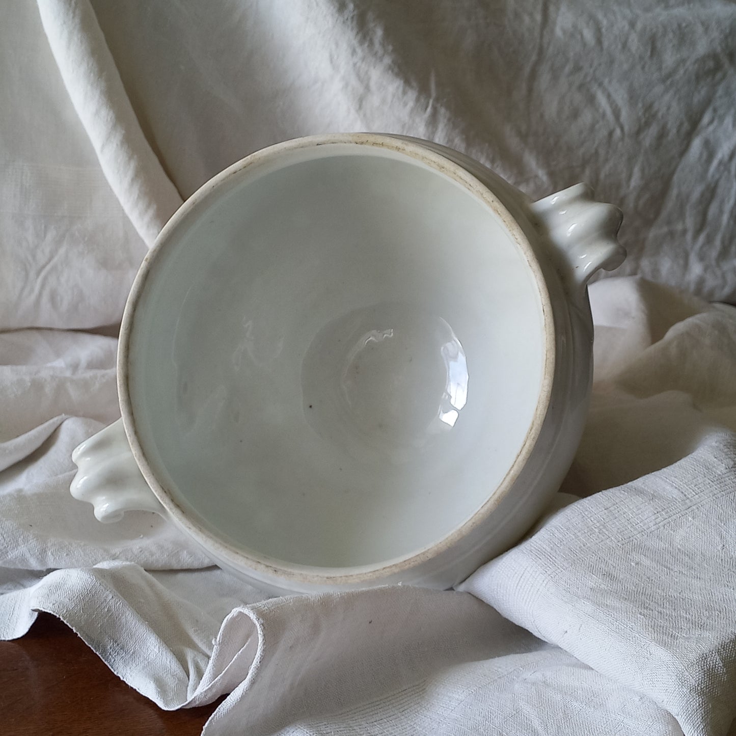 A large vintage white lidless tureen with decorative oak leaf handles made from heavy porcelain. This impressive-looking tureen makes an eye-catching piece of interior decor and is perfect as a fruit bowl.