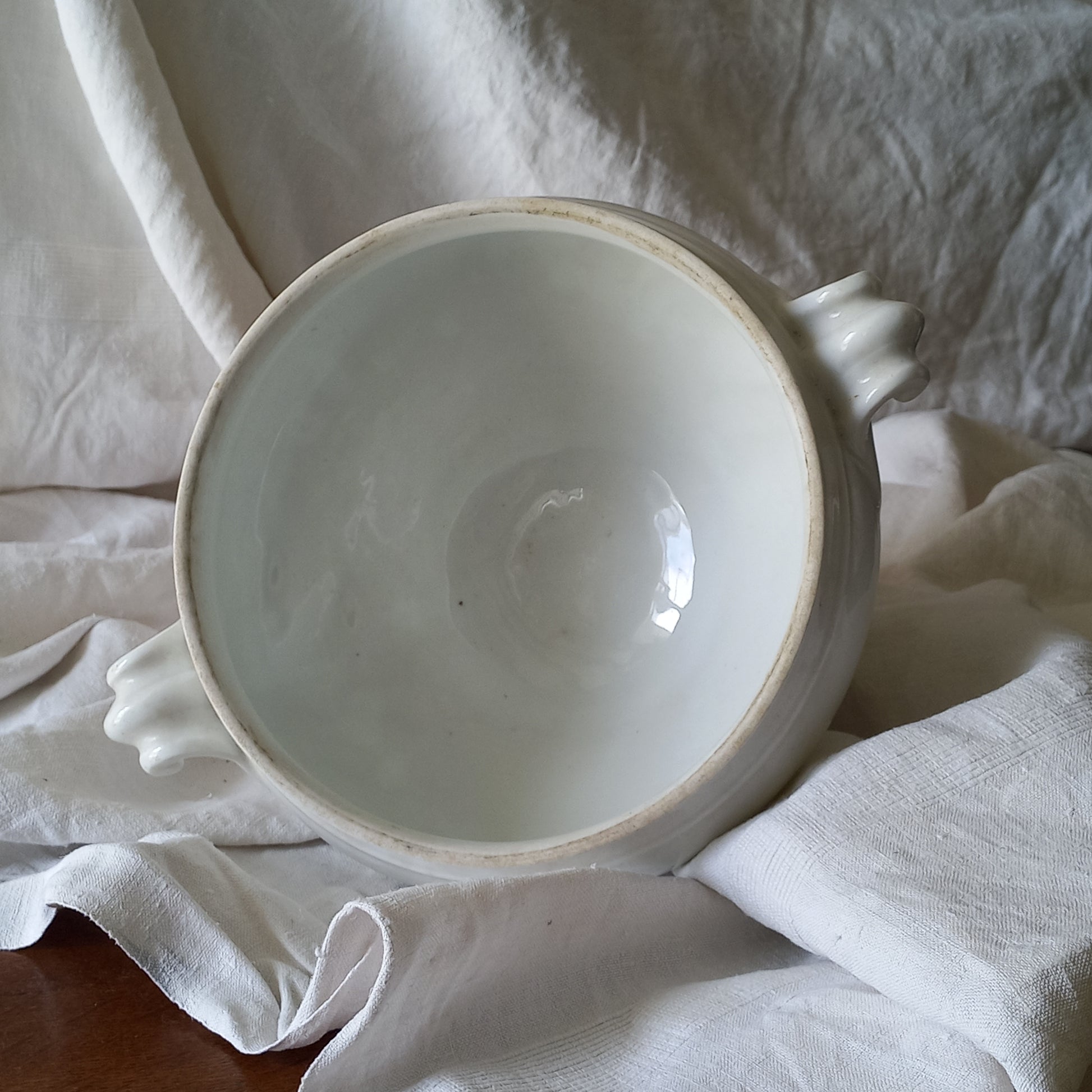 A large vintage white lidless tureen with decorative oak leaf handles made from heavy porcelain. This impressive-looking tureen makes an eye-catching piece of interior decor and is perfect as a fruit bowl.