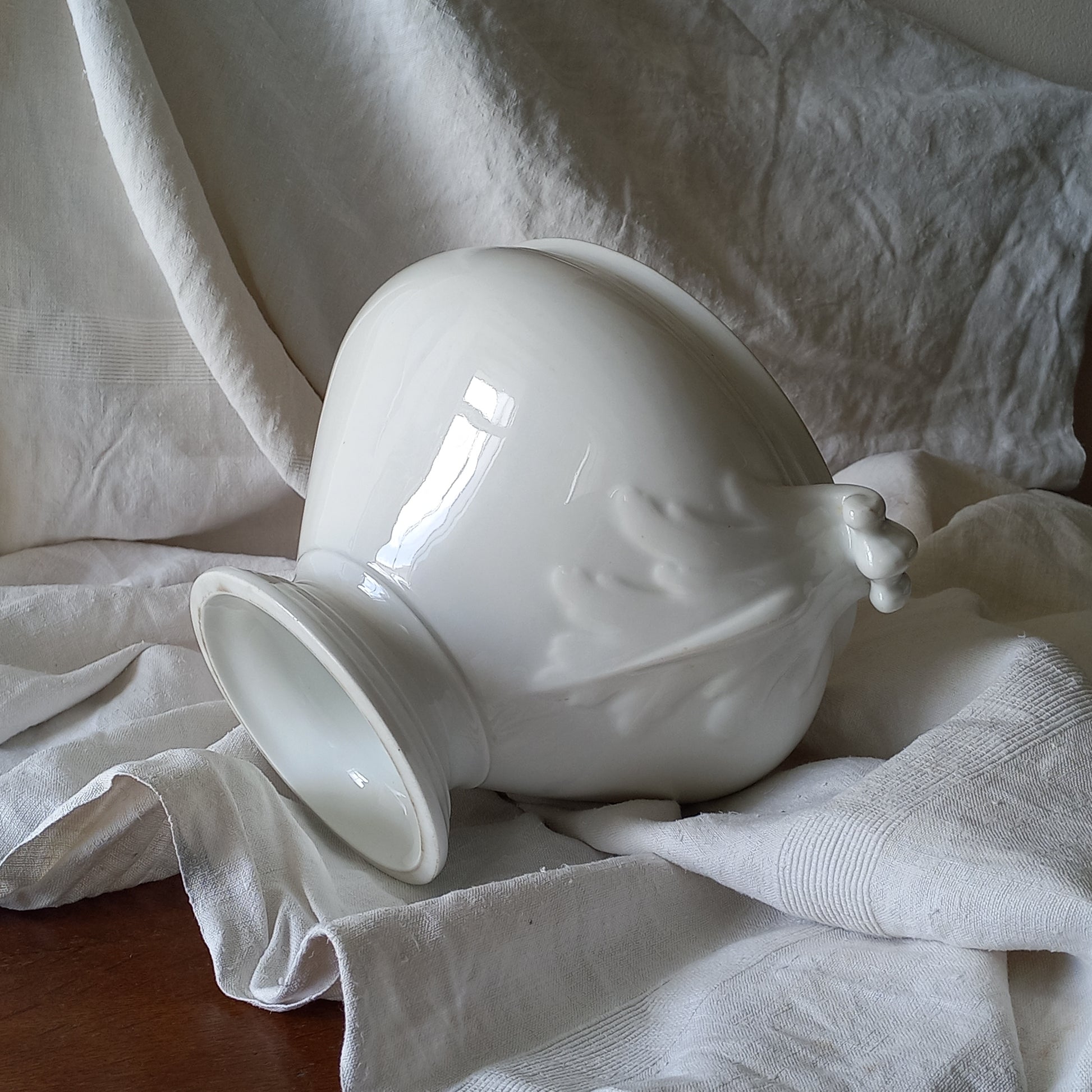 A large vintage white lidless tureen with decorative oak leaf handles made from heavy porcelain. This impressive-looking tureen makes an eye-catching piece of interior decor and is perfect as a fruit bowl.