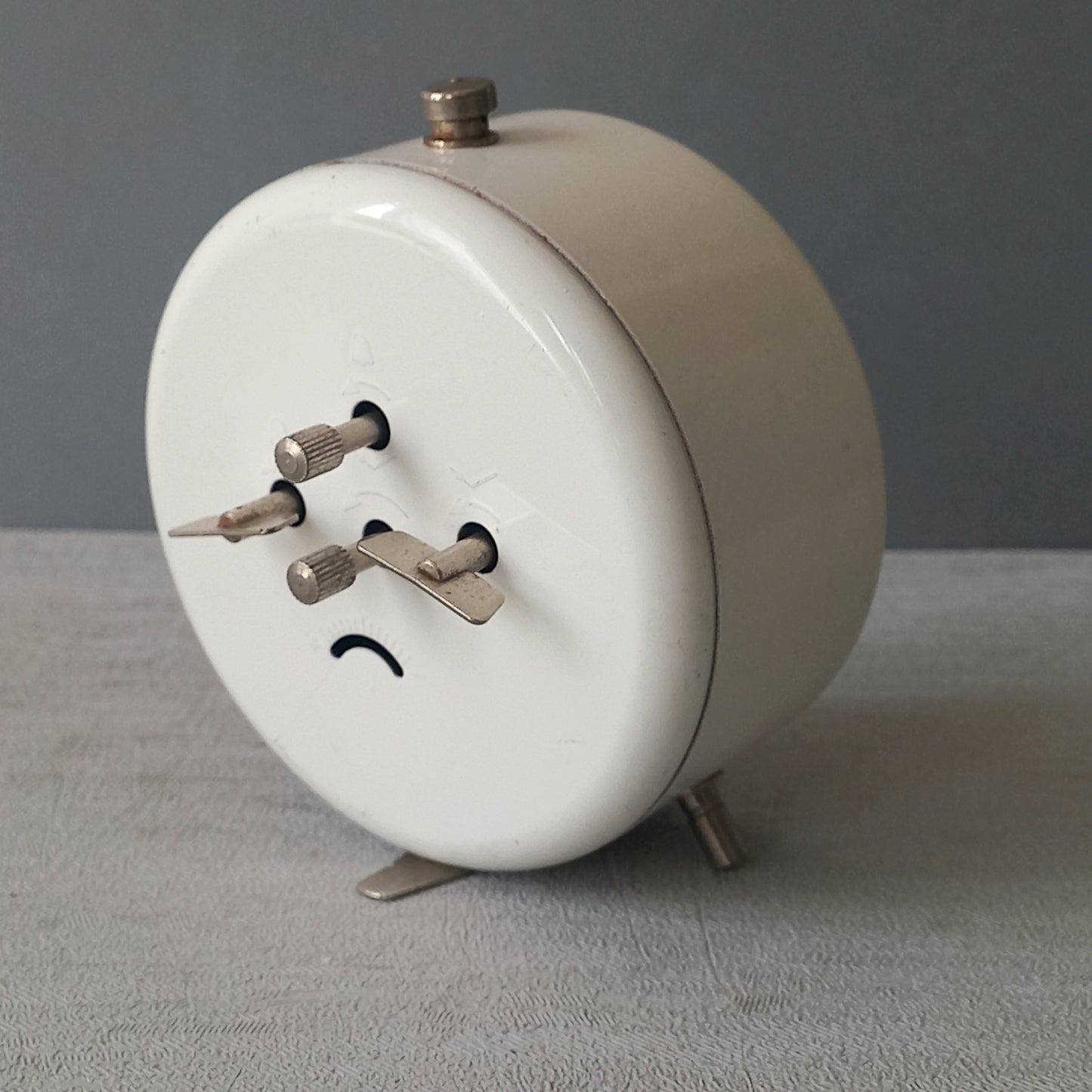 A wonderful vintage alarm clock in an eye-catching white and pink color scheme. This old clock is in working condition including the alarm and has a nice soothing ticking sound too. A great piece of European history from the former country of Czechoslovakia.