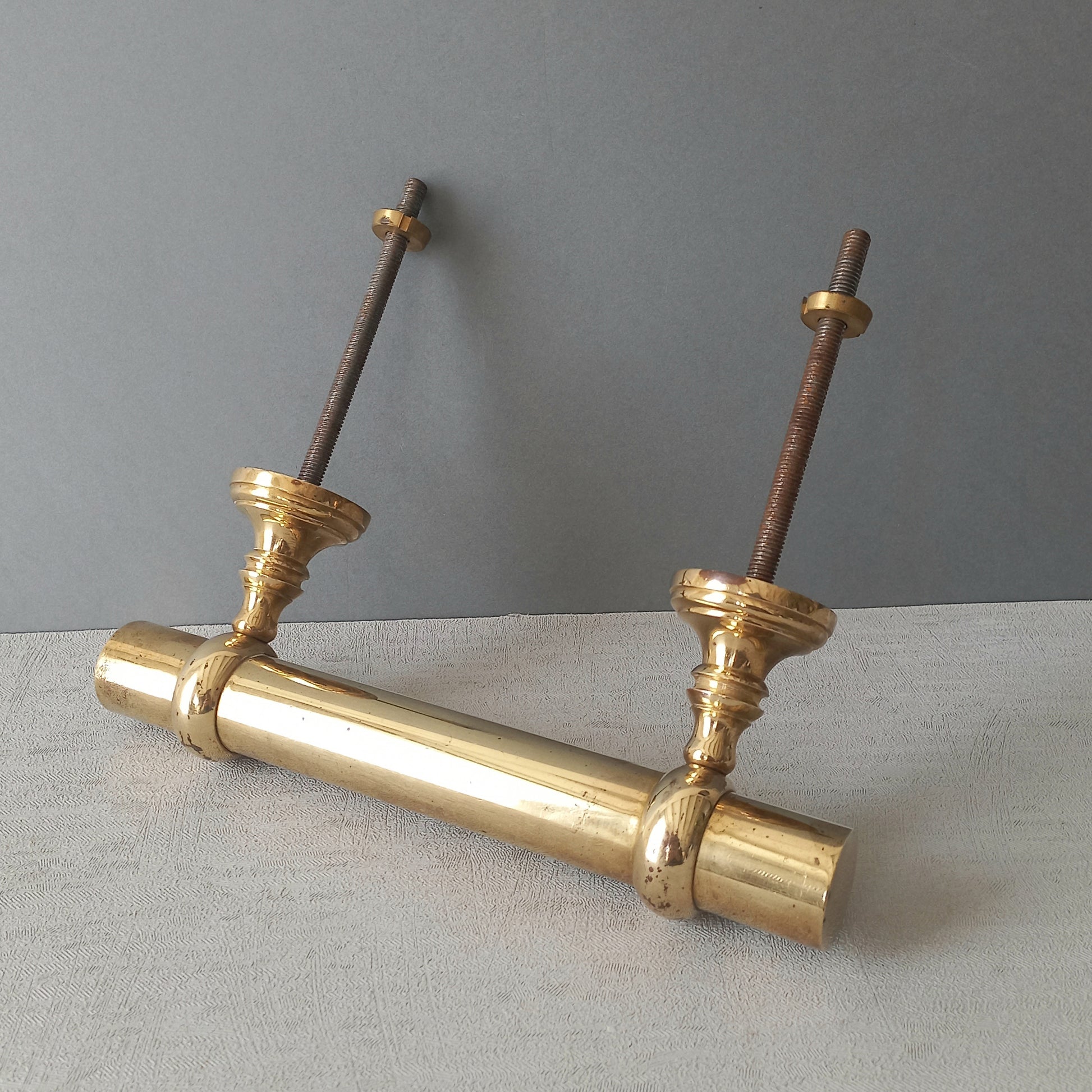 A stylish French vintage Parisian style brass door pull or door handle which will make an excellent finishing touch to any door!