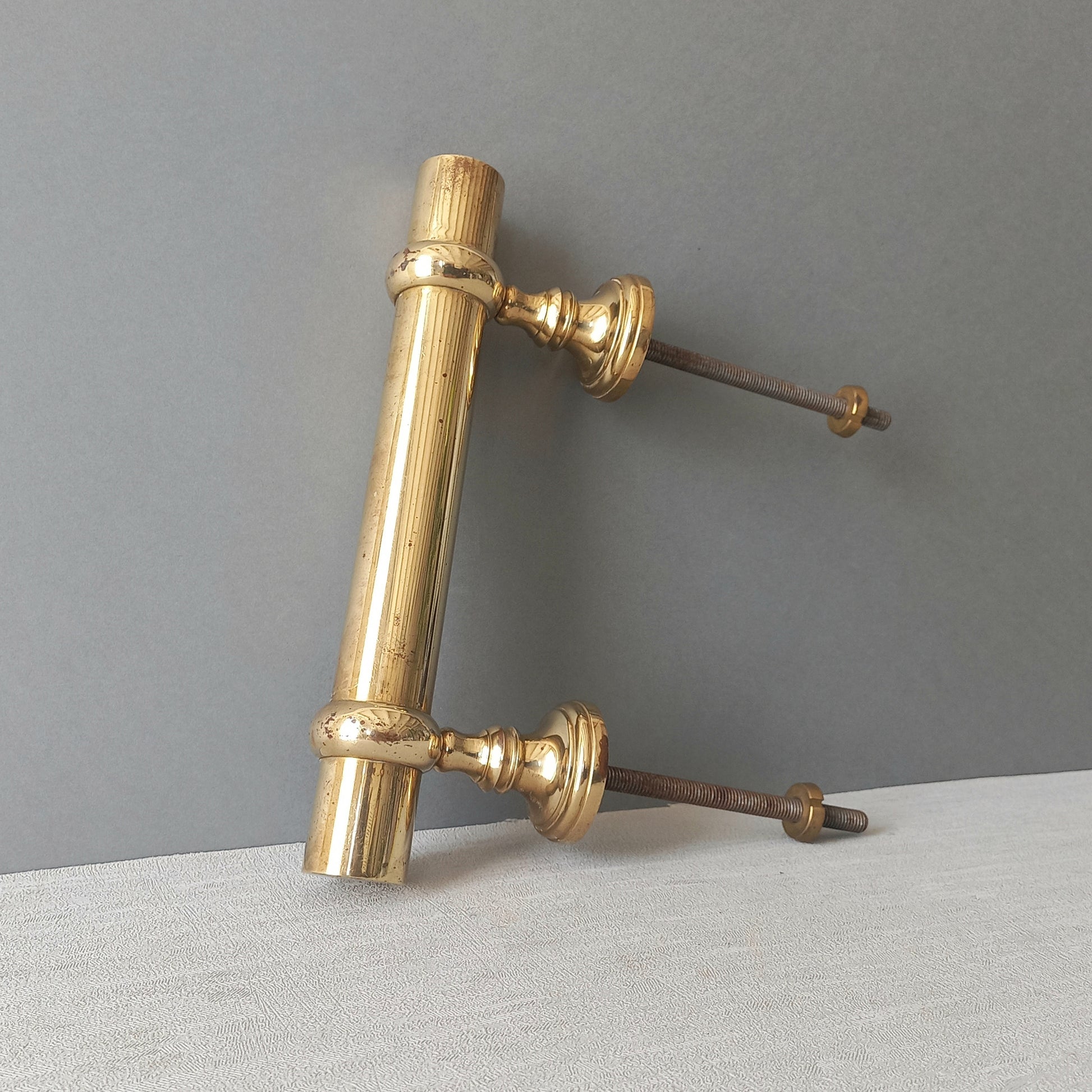 A stylish French vintage Parisian style brass door pull or door handle which will make an excellent finishing touch to any door!
