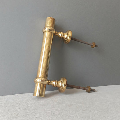 A stylish French vintage Parisian style brass door pull or door handle which will make an excellent finishing touch to any door!