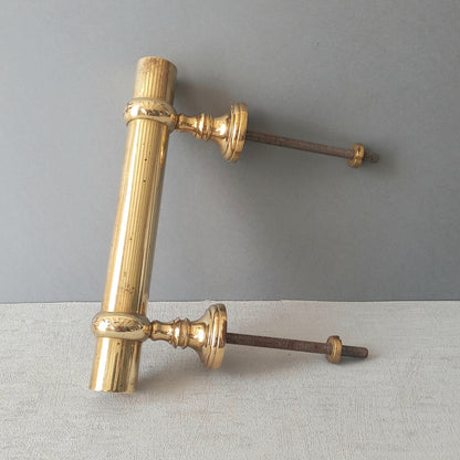 A stylish French vintage Parisian style brass door pull or door handle which will make an excellent finishing touch to any door!