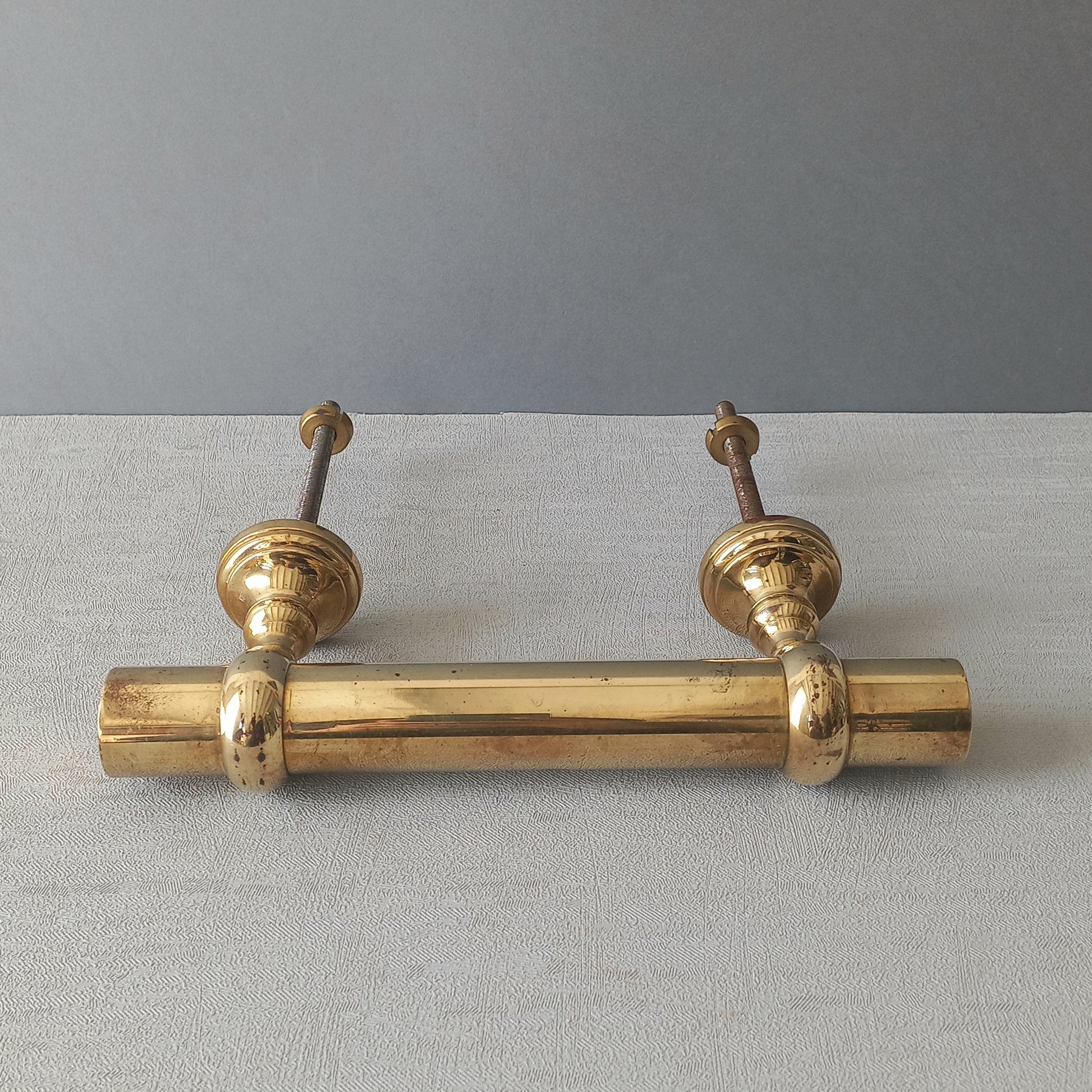 A stylish French vintage Parisian style brass door pull or door handle which will make an excellent finishing touch to any door!
