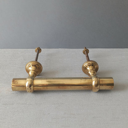 A stylish French vintage Parisian style brass door pull or door handle which will make an excellent finishing touch to any door!