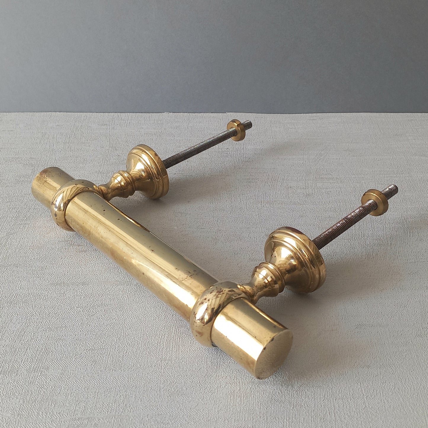 A stylish French vintage Parisian style brass door pull or door handle which will make an excellent finishing touch to any door!