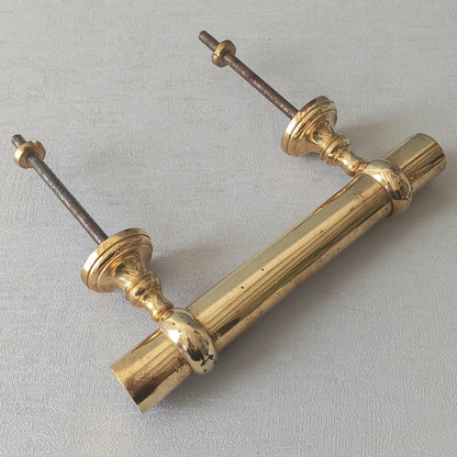 A stylish French vintage Parisian style brass door pull or door handle which will make an excellent finishing touch to any door!