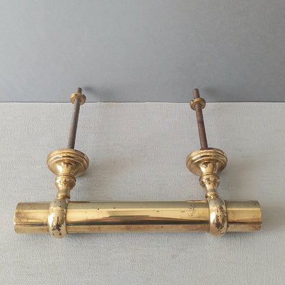 A stylish French vintage Parisian style brass door pull or door handle which will make an excellent finishing touch to any door!