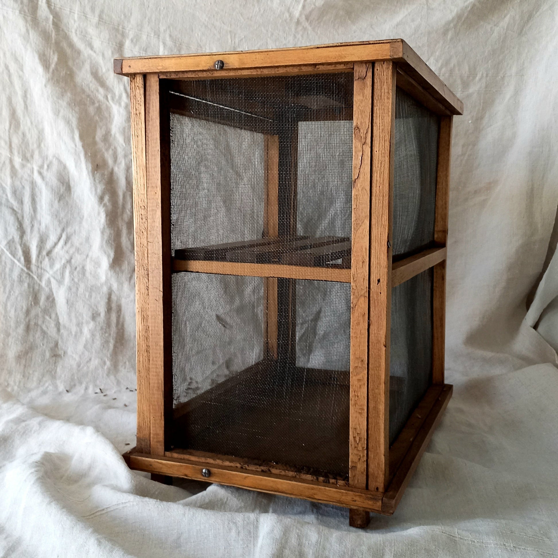 A beautiful French vintage food safe, once used to store food and these days suitable for display purposes making an eye-catching piece of kitchen decor - it could also be used in any room in your home - so let your imagination run wild with the exciting display possibilities offered by this authentic piece of rustic France.