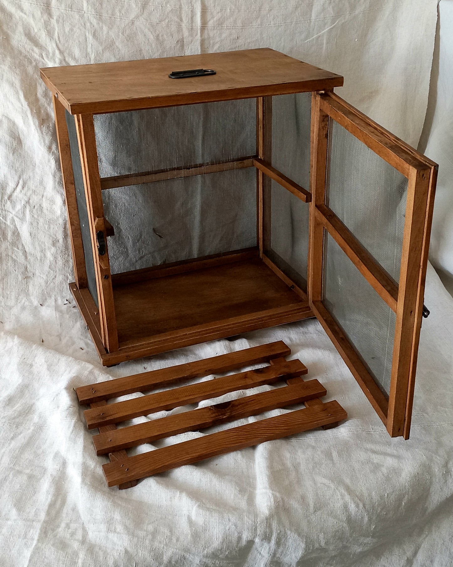 A beautiful French vintage food safe, once used to store food and these days suitable for display purposes making an eye-catching piece of kitchen decor - it could also be used in any room in your home - so let your imagination run wild with the exciting display possibilities offered by this authentic piece of rustic France.