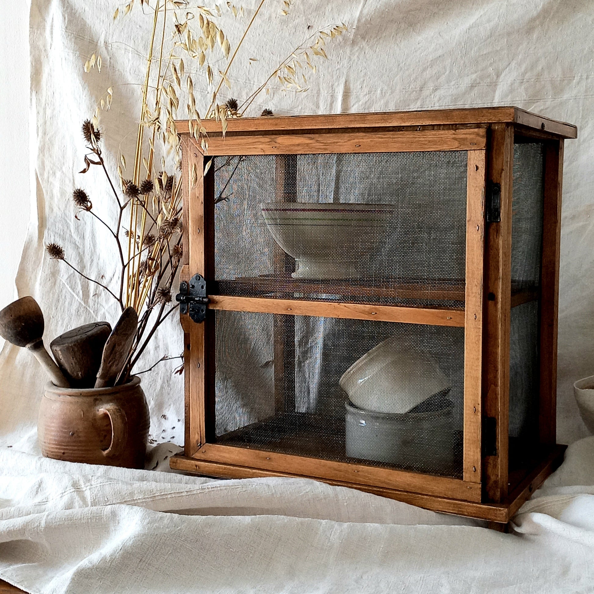 A beautiful French vintage food safe, once used to store food and these days suitable for display purposes making an eye-catching piece of kitchen decor - it could also be used in any room in your home - so let your imagination run wild with the exciting display possibilities offered by this authentic piece of rustic France.