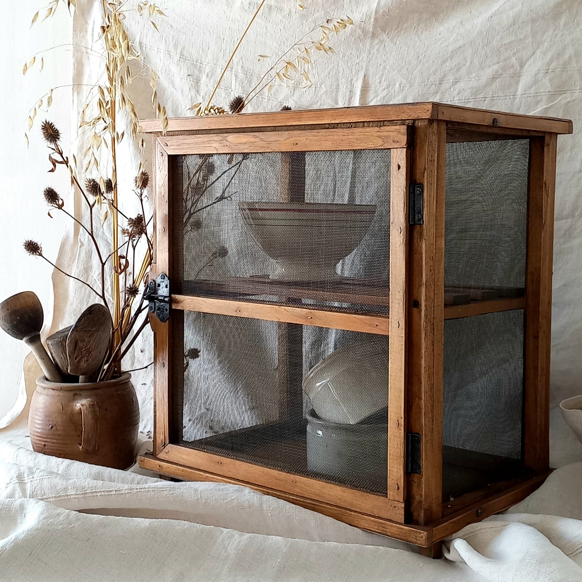 A beautiful French vintage food safe, once used to store food and these days suitable for display purposes making an eye-catching piece of kitchen decor - it could also be used in any room in your home - so let your imagination run wild with the exciting display possibilities offered by this authentic piece of rustic France.