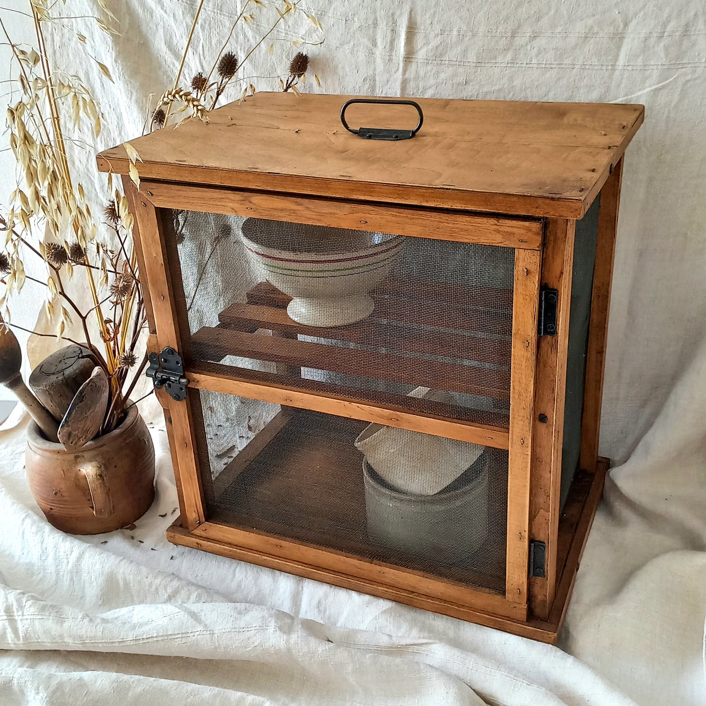 A beautiful French vintage food safe, once used to store food and these days suitable for display purposes making an eye-catching piece of kitchen decor - it could also be used in any room in your home - so let your imagination run wild with the exciting display possibilities offered by this authentic piece of rustic France.